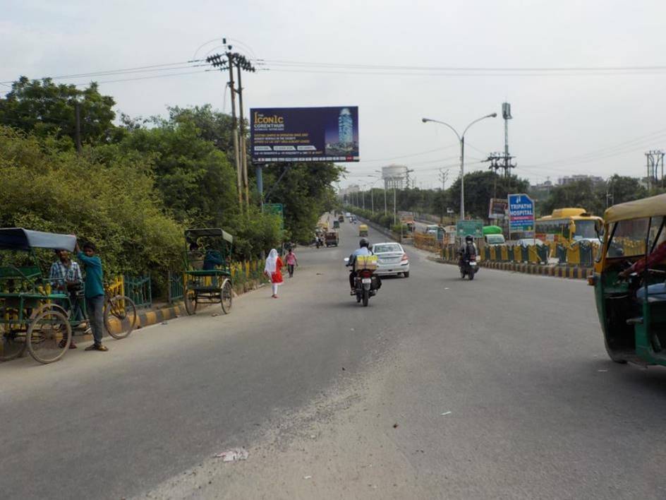 Sec-62 T Point Red Light, Ghaziabad