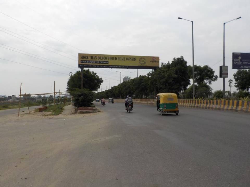 Nr FNG Roundabout, Noida