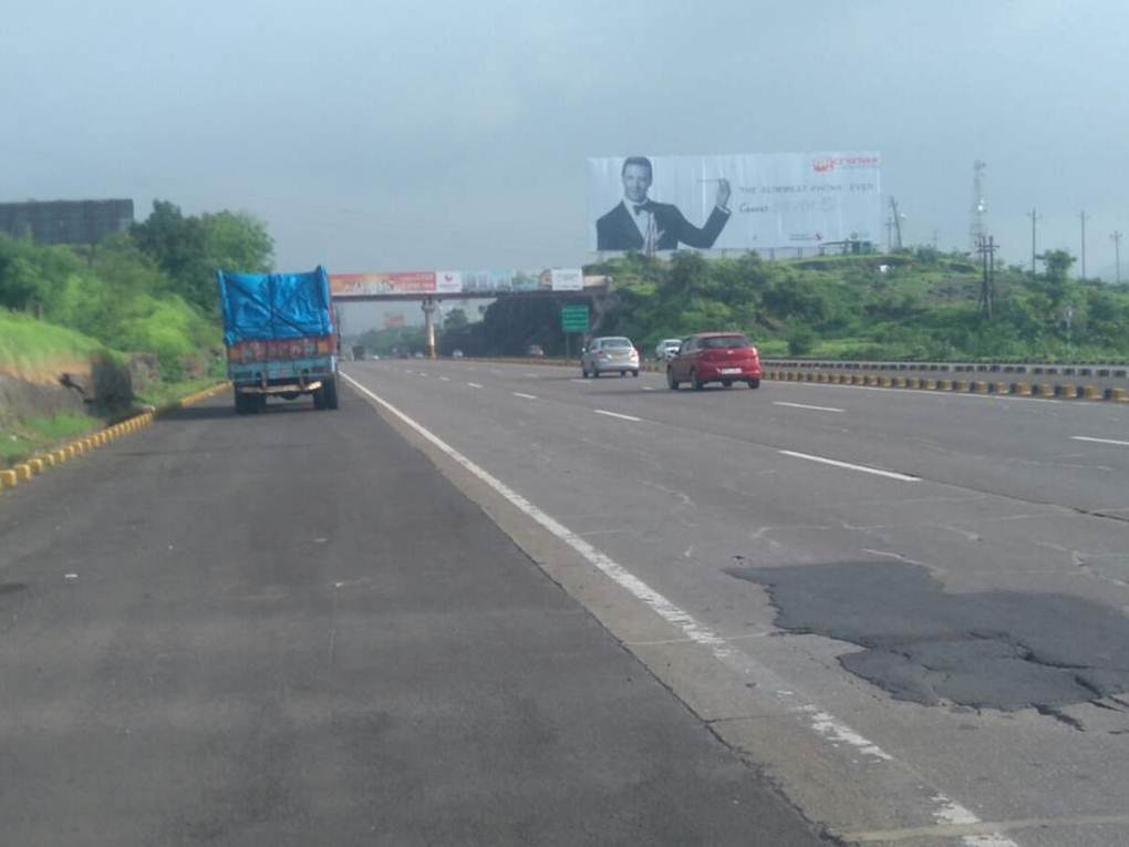 Mumbai Pune Expressway Nr Tembari FTF Pune To Mumbai MT