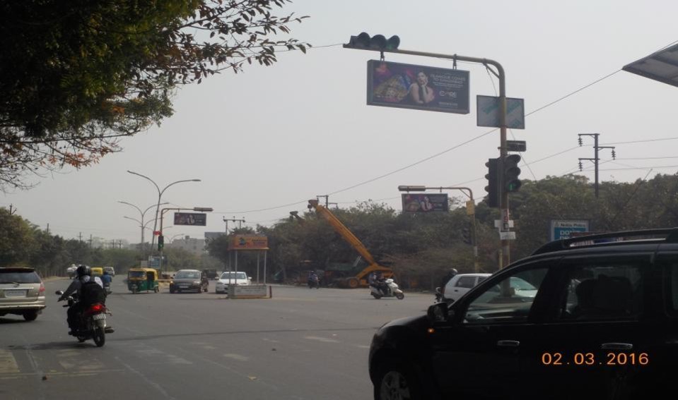Traffic Signal At Sec-58,60,54 T-Point, Noida                              