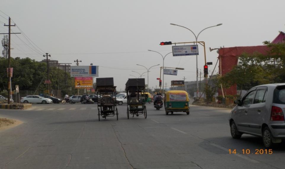 Traffic Signal At Sec-35 Sumitra Hospital, Noida                                        