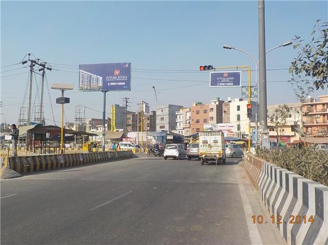Traffic Signal At Khoda Colony T-Point, Noida                
