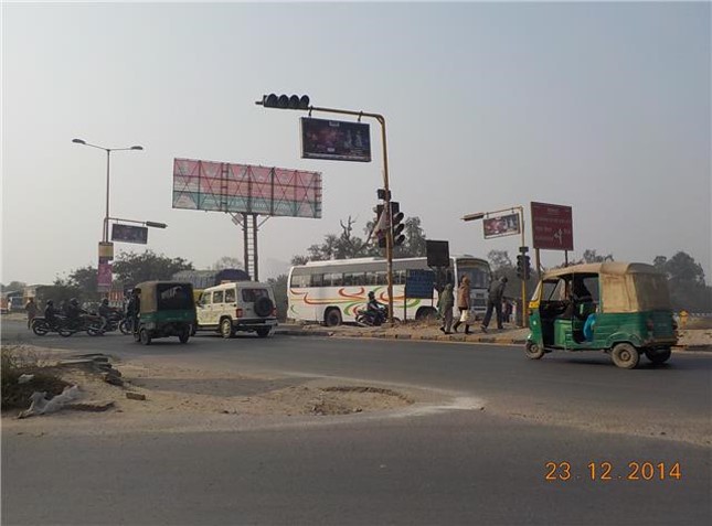 Traffic Signal At NH-24 Chijarsi, Noida