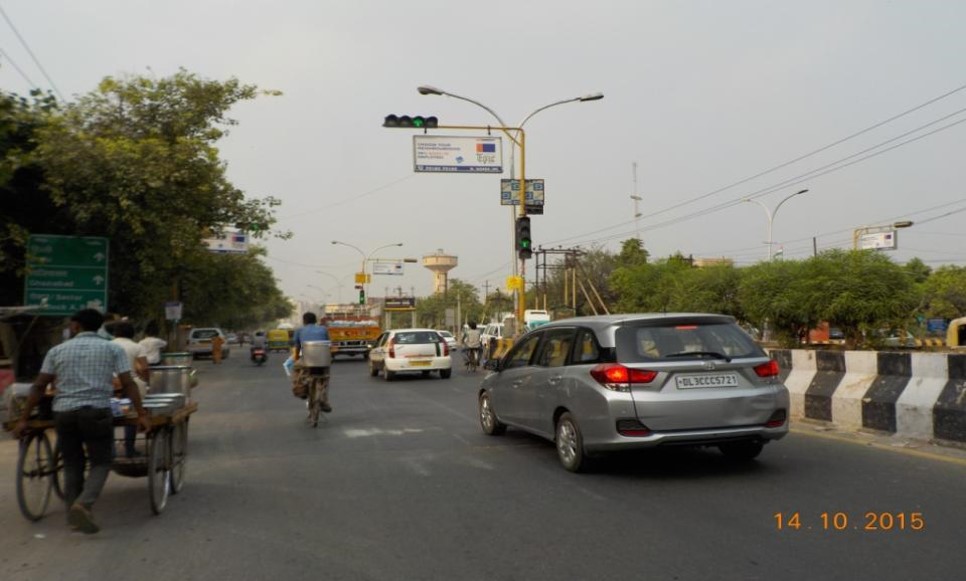 Traffic Signal At Carl Huber, Noida  