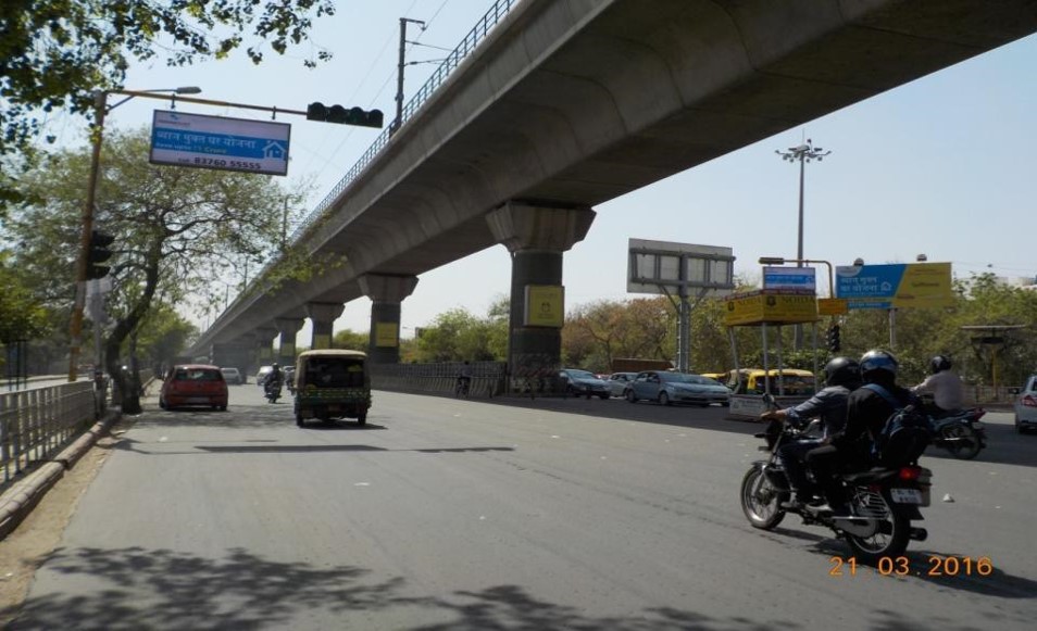 Traffic Signal At T-Point Sector-36,39 Under Metro Line, Noida          