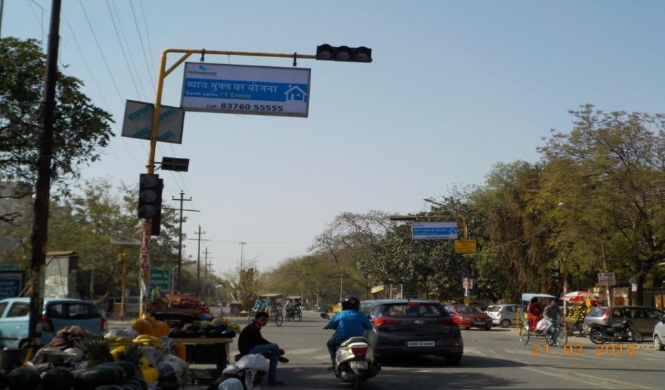 Traffic Signal At Sector-28,29,30 DPS, Near Sec-30 Post Office, Noida           