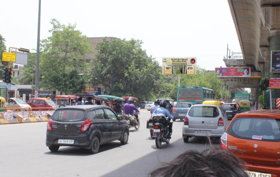 At Sec-16 A Crossing Rajnigandha, Noida